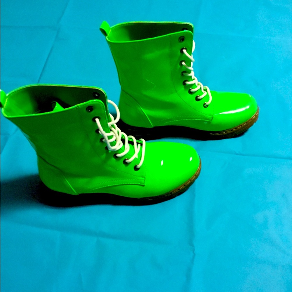 Size 6.5 green boots. Rarely worn. Slightly above ankle. Fun fashion!